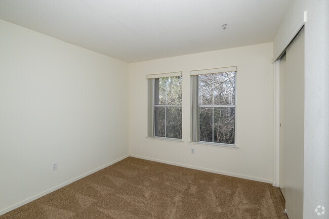 2BR, 2BA - 958SF - Bedroom