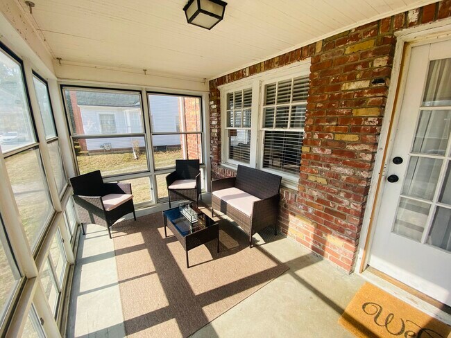 Photo - 930 E 56th St