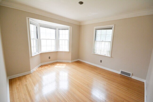 Photo - Beautiful 4 Bedroom With Modern and Unique Features Available For Rent NOW!