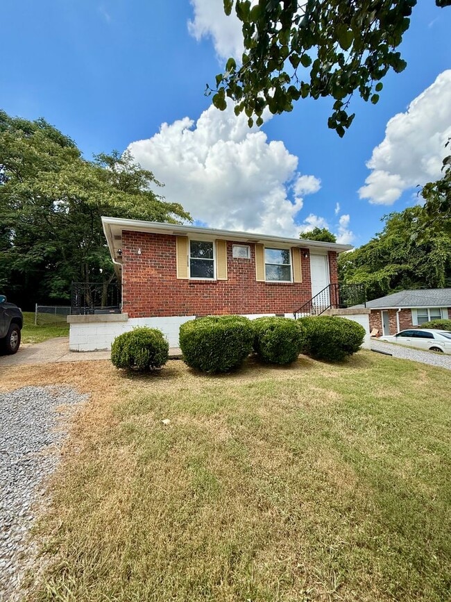 Building Photo - East Nashville living for $1400!!! Avail Dec 1. Act fast!