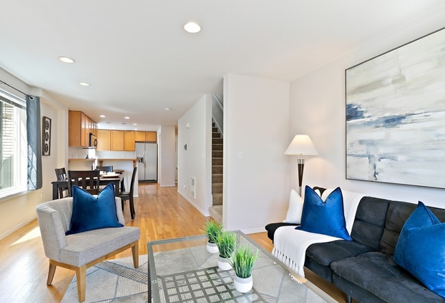 Wonderful 3 bed Townhome w/garage in Northgate! AVAILABLE 10/7/2026!