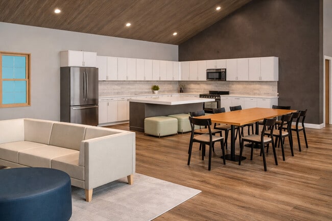 Photo - 490 S Oak St