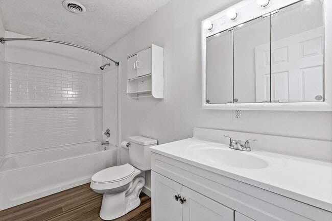 Photo - 2205 Island Blvd