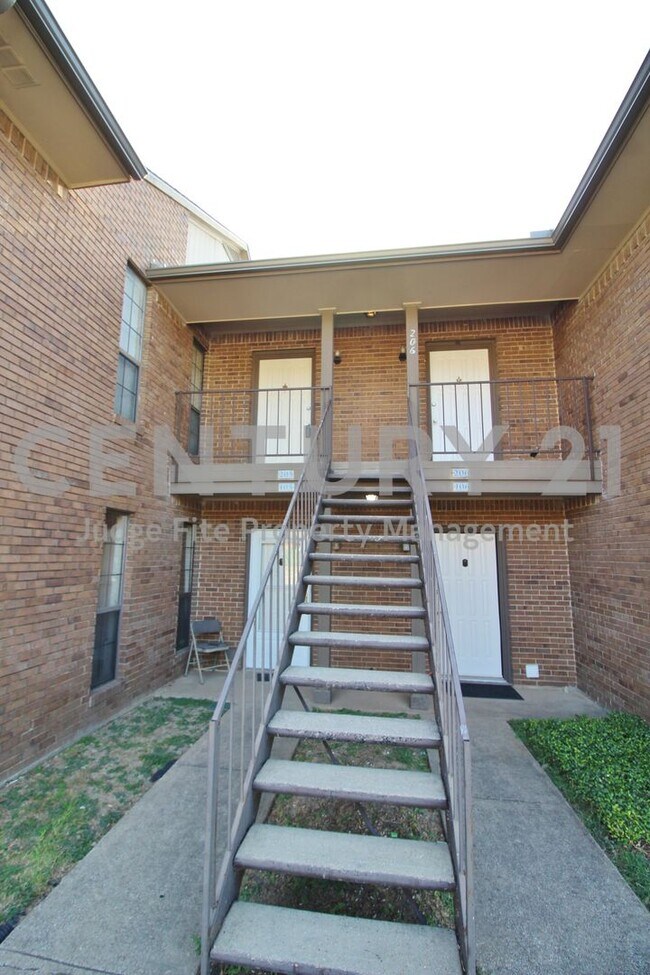Building Photo - Nicely Updated 2nd Floor 2/1 Condo on Lake... Unit 205