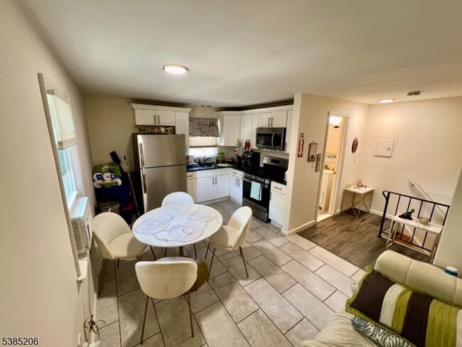 Photo - 201 E 9th St