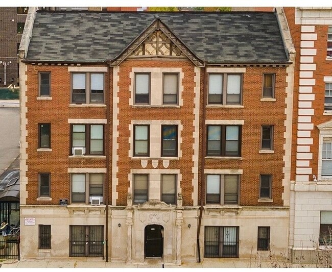 Building Photo - 3345 N Marshfield Ave