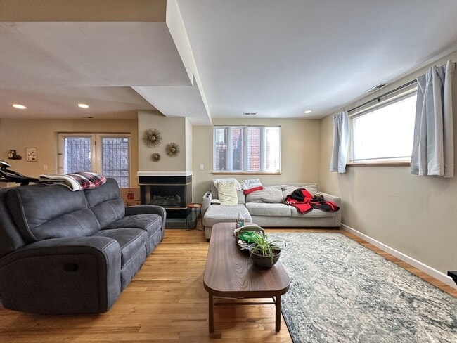 Building Photo - 3340 N Southport Ave Unit J00P