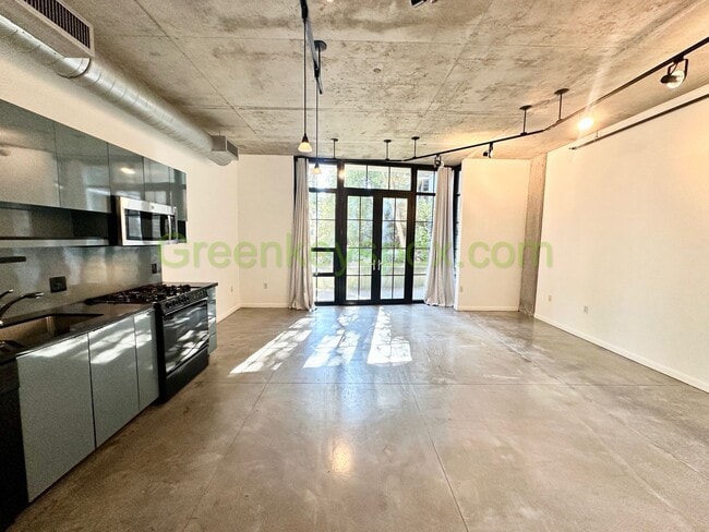 Building Photo - Studio Condo Available in the Pearl's Stre...