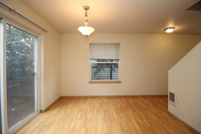 Photo - 812 N Dekum St