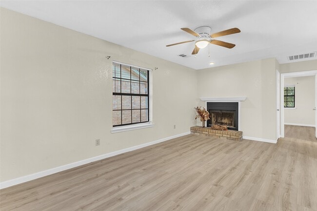 Building Photo - 209 W Trinity St Unit C