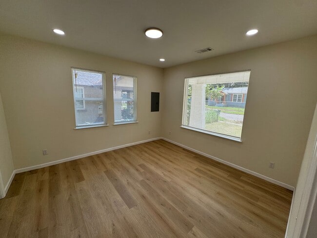 Photo - 2554 Selman Ave