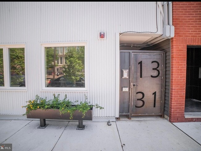 Building Photo - 1331 N Randolph St Unit 9