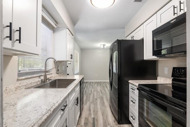 Photo - 605 NW 9th Cir