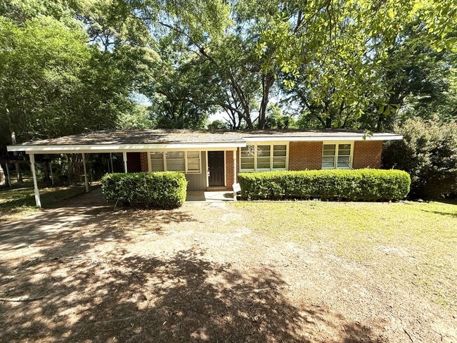 Building Photo - ** 3 bed 2 bath located in Forrest Hills ** Call 334-366-9198 to schedule a self showing ½ off th...