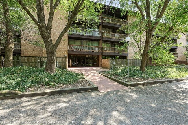 Building Photo - 5600 Hillcrest Ln Unit 3G