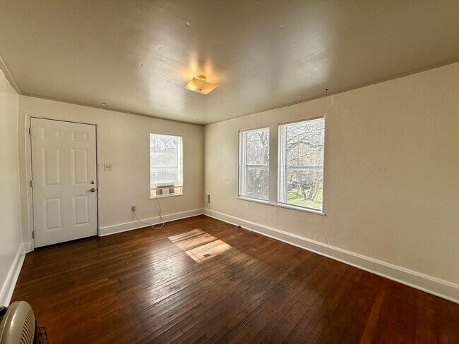 Photo - 1/1 Garage Apartment