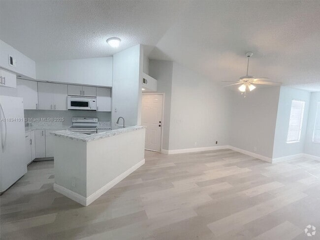 Building Photo - 3310 Pinewalk Dr N Unit 1835 Rental