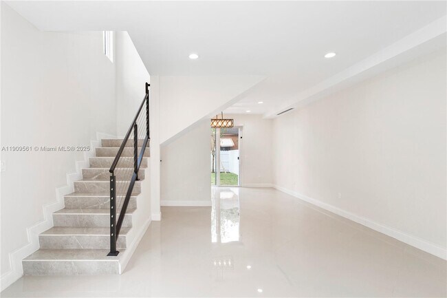 Photo - 1250 NW 39th St Unit 1250