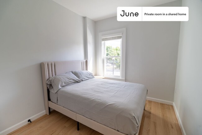 Building Photo - Room in Shared 3 bed/2 bath home