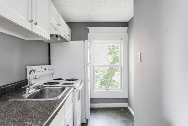 Photo - 303 W Lawrence St