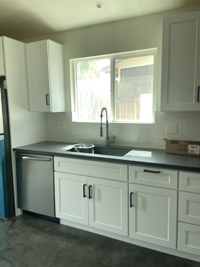 Photo - 1339 E 8th St Unidad Lumen-2bdrm