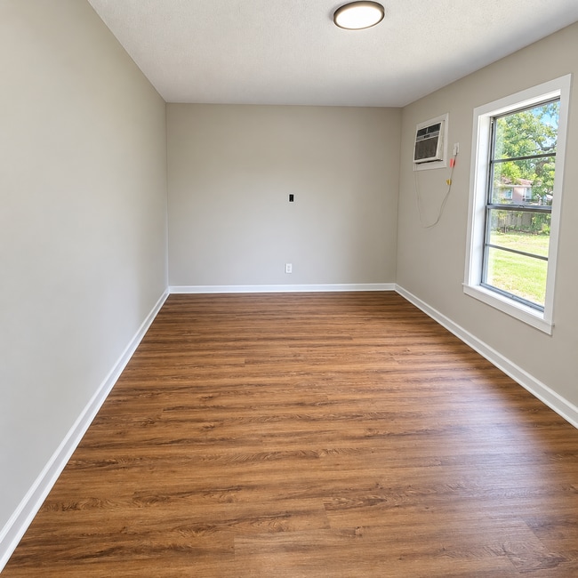 Photo - 207 Rosewood Dr