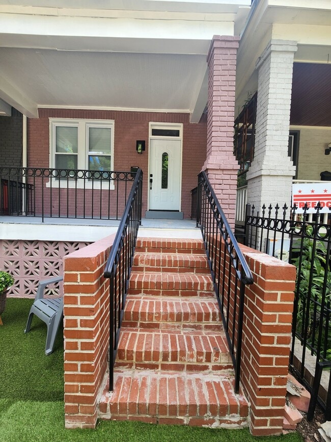 Photo - 1223 Staples St NE