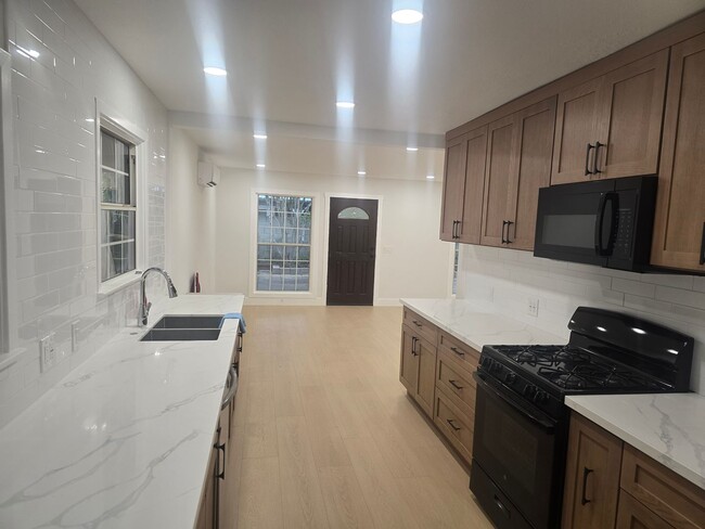 Photo - GLENHAVEN - ANAHEIM Unit MAIN HOUSE