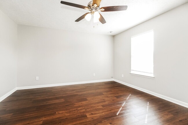 Photo - 1980 Old Castle Dr