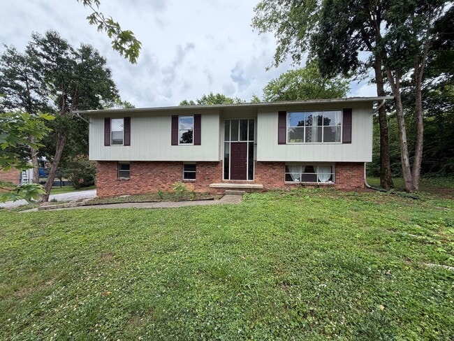 Building Photo - 4 BEDROOM HOME IN FARRAGUT!!!