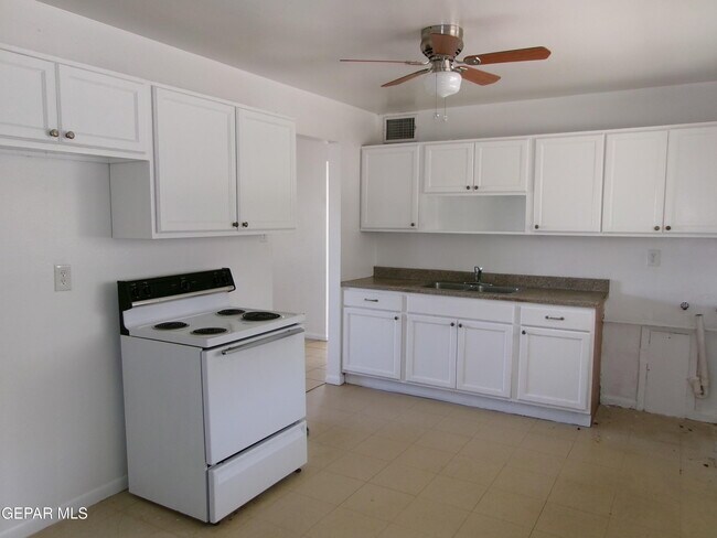 Photo - 10910 Dyer St