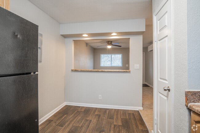 2BR, 1BA - 885SF - Kitchen