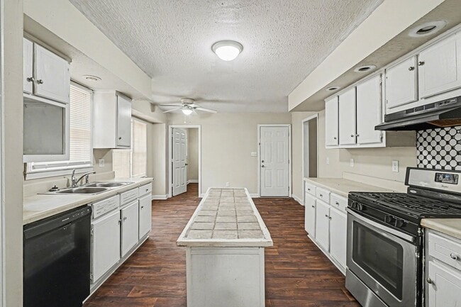 Photo - Large 3 Bedroom 2 Bath Home