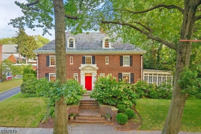 Building Photo - 655 Lake St