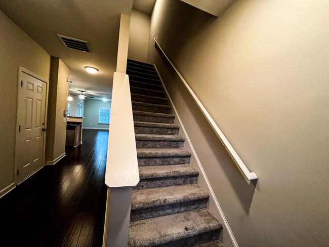 Cozy 3 bedroom, 2 1/2 bathroom townhome in... - Cozy 3 bedroom, 2 1/2 bathroom townhome in...