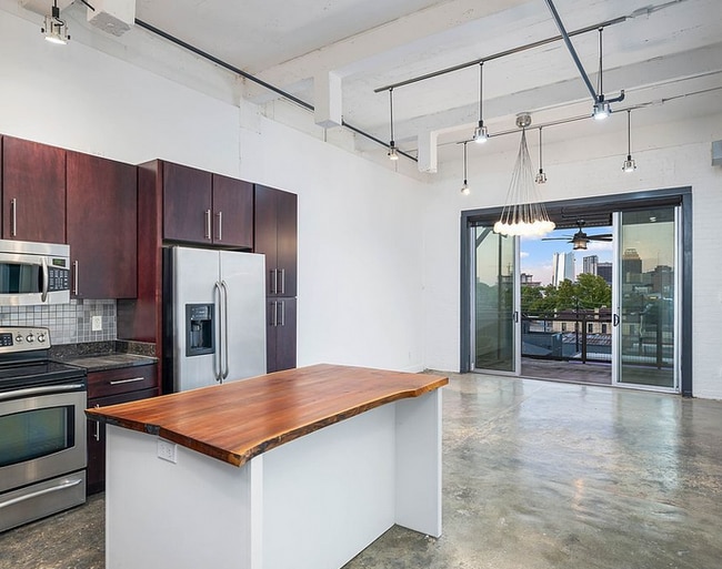 Building Photo - 831 S Flores St Unit 211.6