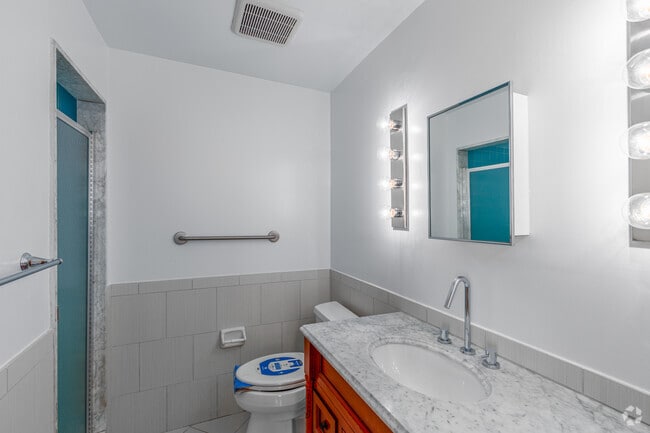 2BR, 2BA - 1,128SF - Primary Bathroom