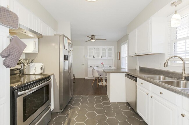 Photo - 407 SW Stratford Rd