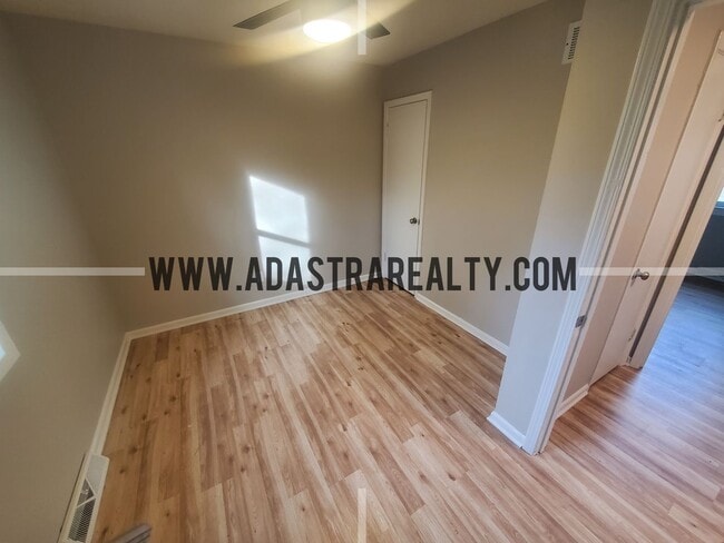 Photo - Completely Renovated Duplex in KCK, Beautiful Finishings-Available in MAY!!