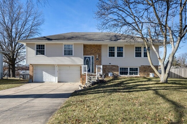 Building Photo - **3 Bedroom with a non-conforming and 2.5 bathrooms in Millard**