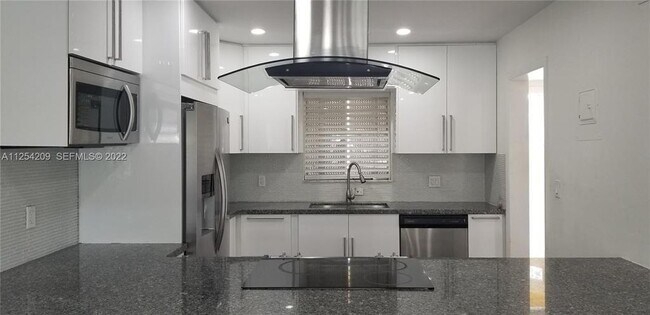 Building Photo - 5170 SW 40th Ave Unit 8E