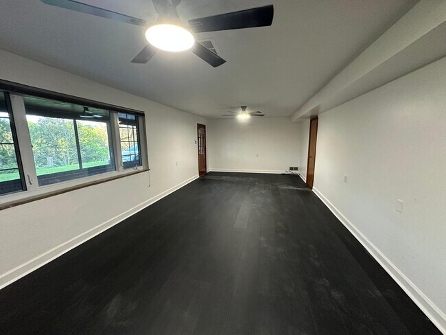 Photo - 547 Greenhurst Dr