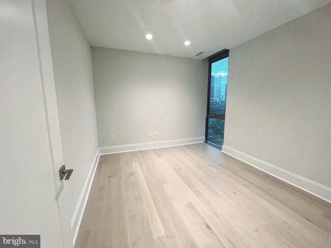 Photo - 7887 Jones Branch Dr Unidad 1104