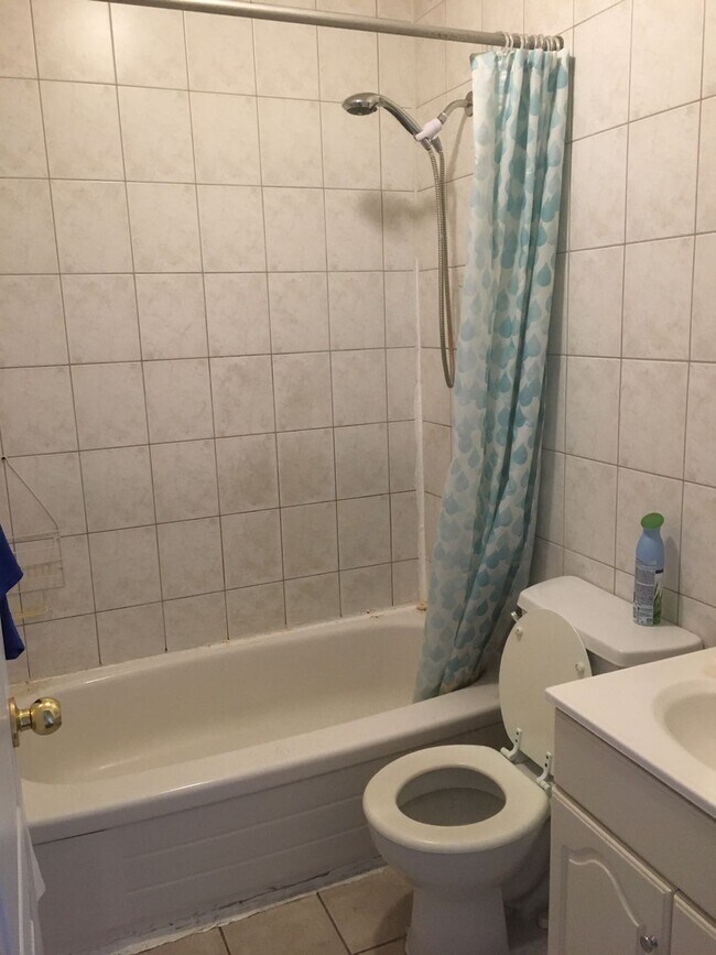 Photo - 1230 Dufferin St Unit #2