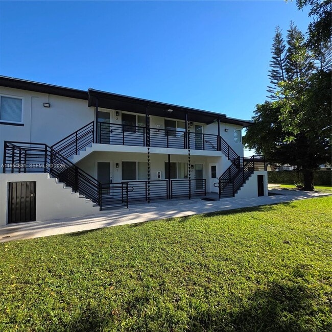 Building Photo - 2140 Biarritz Dr Unit 1