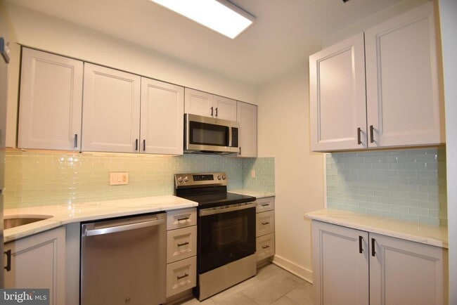 Building Photo - 322 Bainbridge St Unit D Rental