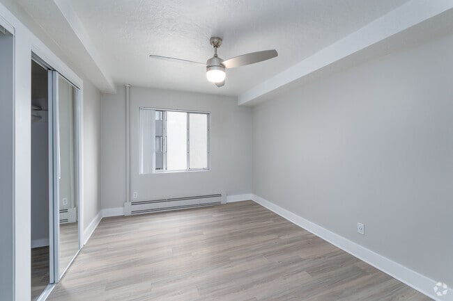 1BR, 1BA - 619SF - Park Plaza