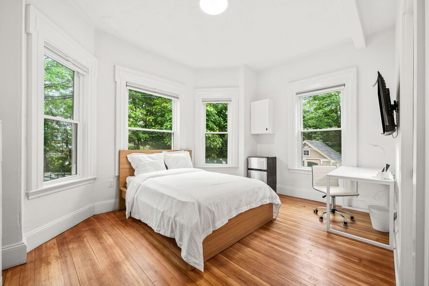 18 Benedict St