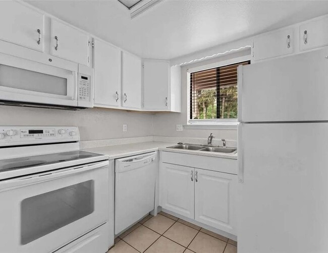 Big, beautiful kitchen - 652 Grenadine Ct