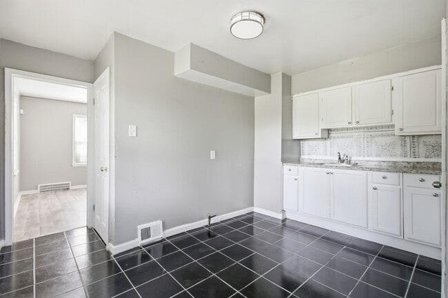 Photo - 18488 Waltham St